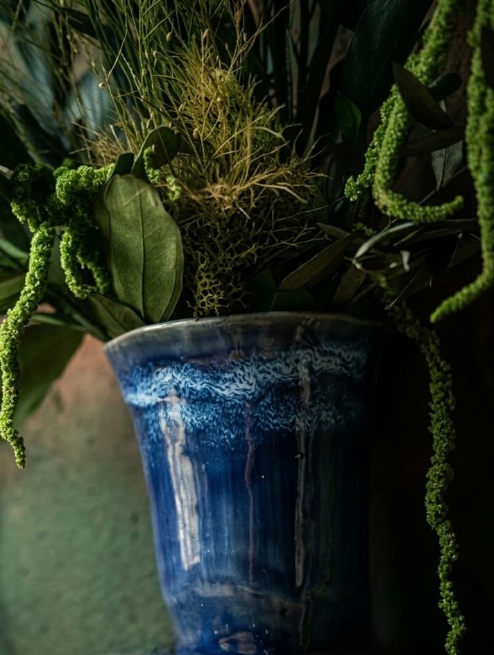 Ručne vyrobená keramická nástenná váza „Polnočná hlbočina“